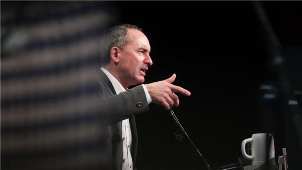Söders „freie Fahrt“ - und eine Absage, die Sorgen macht Freie-Wähler-Chef Aiwanger fordert eine starke Mitte.