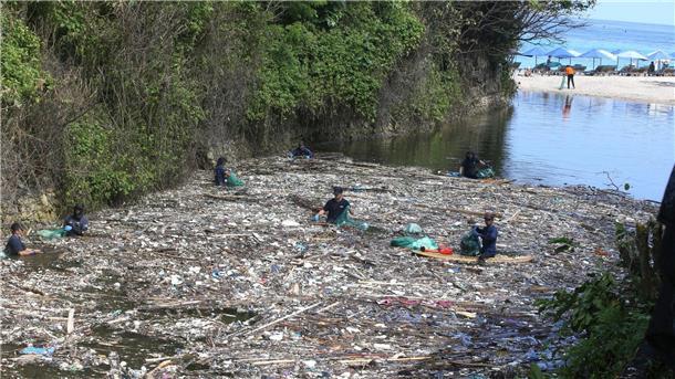 Müll-Flut überrollt Bali Freiwillige sammeln in Pecatu auf Bali Müll aus einem Fluss. Die Abfall-Flut, die viele Strände und Flussufer seit Tagen überrollt, ist erschreckend.