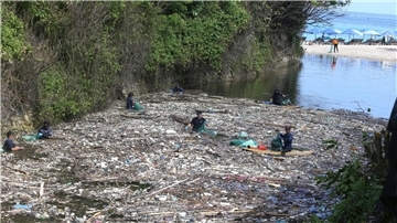 Freiwillige sammeln in Pecatu auf Bali Müll aus einem Fluss. Die Abfall-Flut, die viele Strände und Flussufer seit Tagen überrollt, ist erschreckend.