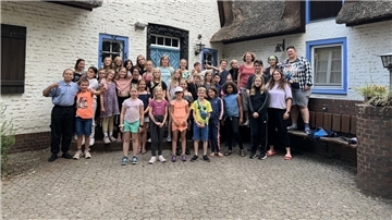Freizeitgruppe mit Kreisjugendpflegerin Birgit Martens (oben, Vierte von rechts) und den Betreuern.