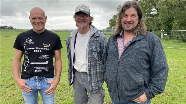 Drei Männer auf einer Wiese, Frerk Francksen, Gernot Bieber und Udo Harms sind die Veranstalter von Rock on Isens