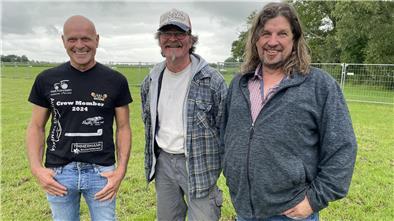 Drei Männer auf einer Wiese, Frerk Francksen, Gernot Bieber und Udo Harms sind die Veranstalter von Rock on Isens