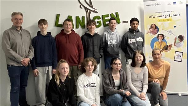 Eine Gruppe hat sich zum Foto aufgestellt