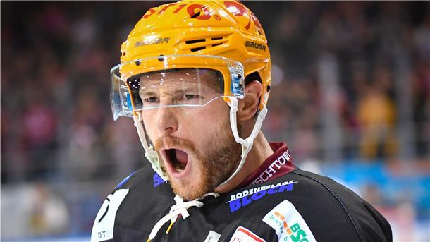 König Urbas ist DEL-Spieler des Monats Freude pur beim „König von Fischtown“, wie Teammanager Alfred Prey seinen Spieler Jan Urbas nennt.
