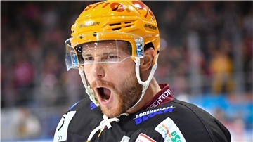 Freude pur beim „König von Fischtown“, wie Teammanager Alfred Prey seinen Spieler Jan Urbas nennt.