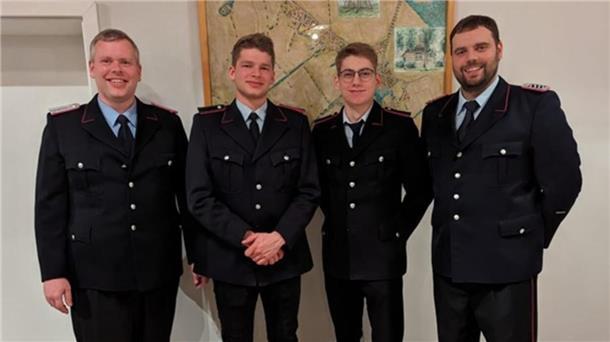 Freude über Beförderungen: Ortsbrandmeister Andre Block (links), Lennart Stauch, Felix Görke und der stellvertretende Ortsbrandmeister Christian Tiede. 