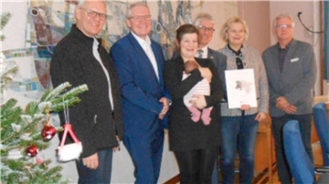 Freude über das Fördergeld für Brake (von links): Björn Thümler, Nikolaus Jansen, Jolanda Steinmetz mit Tochter Lena, Michael Kurz, Karin Logemann und Rainer Hinrichs (Stadtverwaltung).