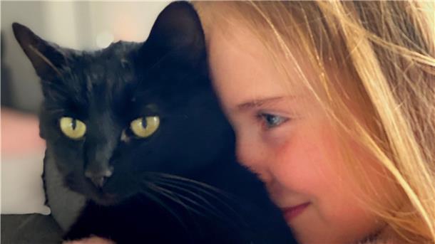 Freude über die Wiedervereinigung: Natalie Kümpel nimmt Kater Jojo in den Arm.