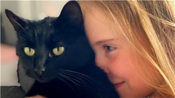 Freude über die Wiedervereinigung: Natalie Kümpel nimmt Kater Jojo in den Arm.