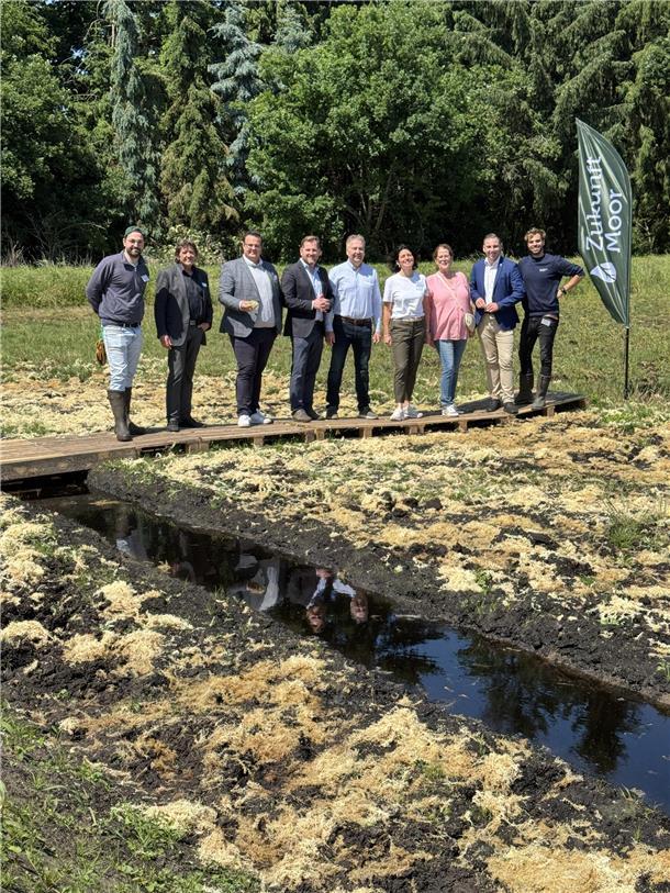 ZukunftMoor: Klimaschutz und Landwirtschaft in Einklang bringen Freude über ein echtes Leuchtturmprojekt für die Region: Die Vertreter des Gnarrenburger CDU-Gemeindeverbandes mit der Geschäftsführung der ZukunftMoor GmbH.