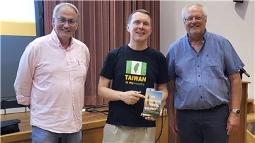 Freude über eine gelungene Veranstaltung: GSP-Sektionsleiter Werner Hinrichs (links) und KuH-Vorsitzender Manfred Bordiehn nehmen Autor Klaus Bardenhagen in ihre Mitte.
