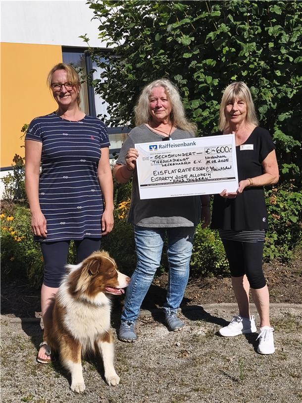 Riesenerfolg der Aktion „Eisparty – Schlemmen und Spenden“  Beigefügtes Foto: von links nach rechts Carina Mauritschat/Residenzleitung vom Haus Tongern mit ihrem Hund Jarl, Heidi Huth-Hinrichs vom Tiersuchdienst Wesermarsch und Andrea Zimmermann/Cafeleitung Café Vigan.