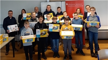 Freude über neue Baukästen: Mehrere Firmen und Gruppen beteiligten sich an einer Spendenaktion für die KGS Tarmstedt. (Von links) Matthias Gerdes (Autohaus Warncke), Sandra Pohl (Schulleiterin), Dr. Monika Rothweiler (Bürgerstiftung Wilstedt), Stefan Heibel (Volksbank Zeven), Chris-Marcel Grotheer (Rewe Markt Tarmstedt), Anne Witt (Lego-Robotik AG), Stefan Kalt (Sparkassen Stiftung) spwie Kinder der Robotik AG