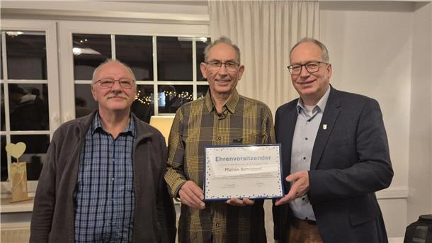 Drei Männer blicken in die Kamera. In der Mitte: Martin Schüppel, Ehrenvorsitzender des Fischerei- und Gewässerschutz-Vereins Lilienthal und Umgebung. 