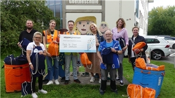 Eine Gruppe Menschen steht vor der Goetheschule