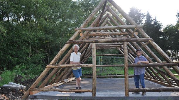 Torftag am 7. Juli mit Richtfest für neue Moorkate und buntem Programm Freuen sich auf das Richtfest im Rahmen des Torftages: Jochen May und Herbert Schnackenberg von den "Treidlers von Kuhstedtermoor".
