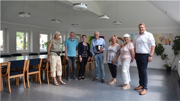 Eine Gruppe von Menschen in einem hellen Raum. 