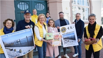 Freuen sich auf den Ochsenmarkt (von links): Kerstin Eppler, Burkhard Stamer, Theda Riekes, Anke Plate, Rabea Feldhusen (alle Lions-Mitglieder), Michelle Börjes von der Tafel, Sven Luers, Peter Hinrichs und Sabine Siefken (alle Lions-Mitglieder).