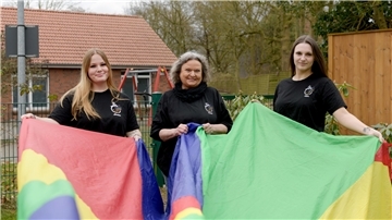Von links: Janine Schröder, Diakonin Conny Frieden und Stina Junghans mit bunter Decke. Am 14. April sind die Kindermutmachtage in Drangstedt.