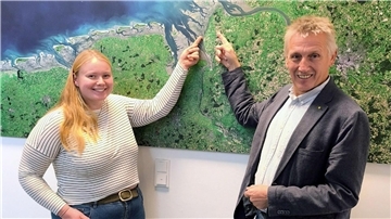 Junge Pächterin übernimmt den Nationalpark-Hof „Eide Icken“ Eine junge Frau und ein älterer Mann stehen vor einer Satellitenkarte der Nordseeküste und zeigen lächelnd auf einen Punkt in der Region Wurster Nordseeküste.