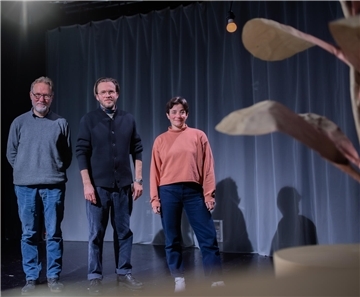 Freuen sich auf die Uraufführung am Sonnabend: Dramaturg Peter Hilton Fliegel, Regisseur Tim Egloff und Luisa Wandschneider, zuständig für Bühnenbild und Kostüme.