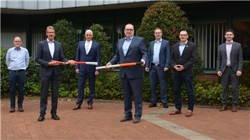 Freuen sich auf die Zusammenarbeit: Michael Dähn (Gemeinde Schiffdorf, von links), der Schiffdorfer Bürgermeister Klaus Wirth, Ernst-Dietrich Braetsch (Leiter Gebietsentwicklung Nord Deutsche Glasfaser), Geestlands Bürgermeister Thorsten Krüger, Thomas Breer (Projektleiter Vertrieb Deutsche Glasfaser), Heiko Ullrich (Stadt Geestland) sowie Christian Morag (Junior Projektleiter Vertrieb Deutsche Glasfaser).