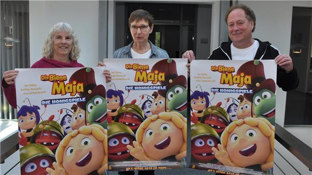 Kinder-Kino startet in Bremervörde: Auftakt mit Biene Maja und „Die Honigspiele“ Freuen sich auf ein Kooperationsprojekt - „Kinder-Kino“ in Bremervörde. Hansi Luettke (von rechts), stellvertretender Vorsitzender des Kultur- und Heimatkreises, sowie Marlies Wellbrock und Petra Fischer vom Kinderschutzbund Bremervörde zeigen zum Auftakt den Biene-Maja-Film „Die Honigspiele“.