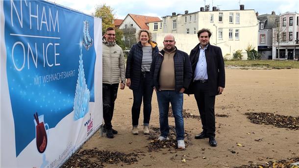 Freuen sich auf Nordenham on Ice und den Weihnachtsmarkt: Eisbahnbetreiber Niclas (links) und Stefan Franz (3. von links), Citymanagerin Ilona Tetzlaff und Bürgermeister Nils Siemen.