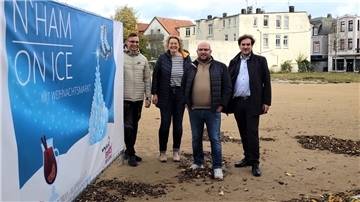 Freuen sich auf Nordenham on Ice und den Weihnachtsmarkt: Eisbahnbetreiber Niclas (links) und Stefan Franz (3. von links), Citymanagerin Ilona Tetzlaff und Bürgermeister Nils Siemen.