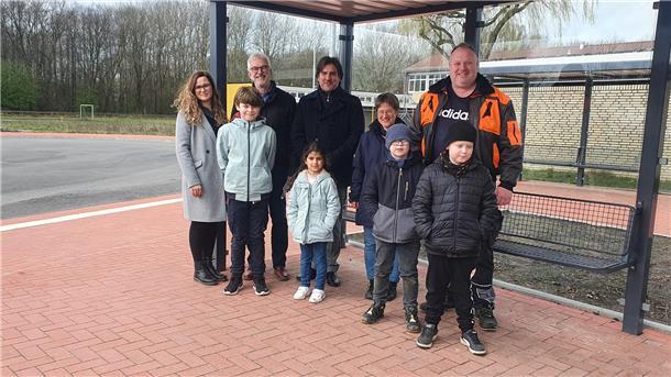 Freuen sich, dass die Verkehrssicherheit für die Schulkinder in Friedrich-August-Hütte deutlich besser geworden ist (von links): Annika Zimmermann, Jürgen B. Mayer, Nils Siemen, Ortrud Erting, Holger Sassen, vorne: einige Buskinder aus Phiesewarden und dem nördlichen Innenstadtbereich.