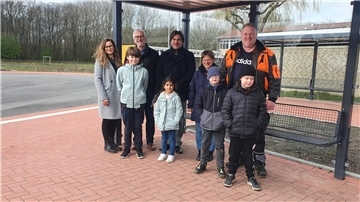 Freuen sich, dass die Verkehrssicherheit für die Schulkinder in Friedrich-August-Hütte deutlich besser geworden ist (von links): Annika Zimmermann, Jürgen B. Mayer, Nils Siemen, Ortrud Erting, Holger Sassen, vorne: einige Buskinder aus Phiesewarden und dem nördlichen Innenstadtbereich.