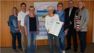 Freuen sich, dass Stadland weiterhin Fairtrade-Gemeinde ist (von links): Marlies Pauer, Bäcker Klaus Wieting, Ute Nordhausen, Ulrike Riesener, Inge Diehm, Bürgermeister Harald Stindt und Elke Kuik-Janssen.