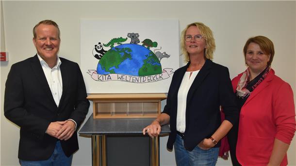 Das Foto zeigt Samtgemeindebürgermeister Jörn Keller, Kita-Leiterin Cyra Albers und ihre Stellvertreterin Bianca Zimmermann. 