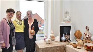 Freuen sich gemeinsam über eine gelungene Verkaufsausstellung: (v.l.n.r.) Doris Pfeil, Dagmar Behrens und Sabine Schubert. 