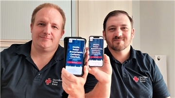 Freuen sich schon auf die Freischaltung der App „Mobile Retter“: Rettungssanitäter Florian Santen (links) und Notfallsanitäter Florian Nowacki. Sie sind beim Deutschen Roten Kreuz (DRK) in der Kreisgeschäftsstelle in Schiffdorf eingesetzt.