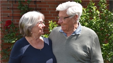 Das Foto zeigt Margret und Hartmut-Hans Schmidt im Garten. 
