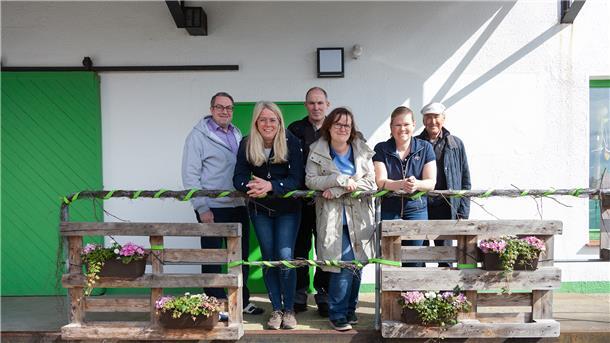 Freuen sich über beste Aussichten auf einen kleinen Lebensmittelmarkt im Raiffeisenmarkt-Gebäude in Spieka: Marco Witthohn (von links), Ilona und Ralf Löhrke, Anne Addicks, Nadine Eits und der frühere Nordholzer Ortsbürgermeister Jochen Wrede.