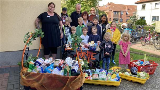 Viele Menschen mit vielen Lebensmittelspenden