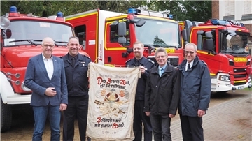 Freuen sich über das Geschenk der Berufsfeuerwehr (von links): Stadtverordnetenvorsteher Torsten von Haaren, Wehrführer der Freiwilligen Feuerwehr Lehe, Malte Hoheisel, Stellvertreter Tim Gräwe, Dezernent der Feuerwehr, Stadtrat Peter Skusa, und Amtsleiter der Feuerwehr Bremerhaven, Jens Cordes.