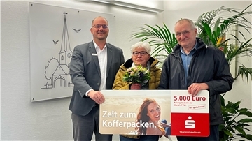 Freuen sich über das Glückslos: LzO-Filialleiter Matthias Weßels (links) mit Gewinnerin Hildegard Conrady und ihrem Ehemann Hermann.