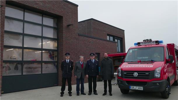 Stellvertretender Ortsbrandmeister Martin Fegebank, Ortsbrandmeister Rainer Hoffmann (Ortsbrandmeister), Ehrenbürger Jochen Wrede, Gemeindebürgermeister Marcus Itjen feiern gemeinsam den Bezug des neuen Feuerwehrhauses in Cappel-Neufeld