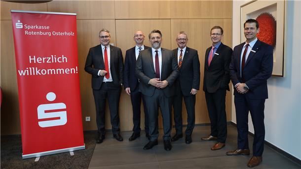 Freuen sich über das Vorstandsteam (von links): Rotenburgs Landrat Marco Prietz, Prof. Dr. Tim Jesgarzewski, Marko Putaro, der Osterholzer Landrat Bernd Lütjen, Stefan Kalt und Thorben Prenntzell.