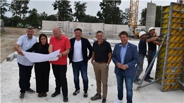 Sechs Personen auf einer Baustelle