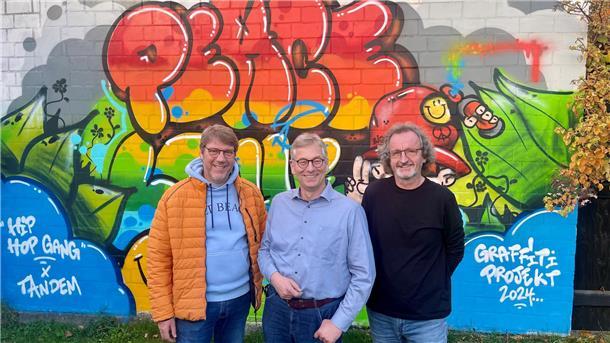Freuen sich über den Förderbescheid aus Hannover: Vorsitzender Prof. Dr. Carsten Konrad mit seinem Stellvertreter Andreas von Glahn und Kassenwart Uwe Schradick vom Bündnis gegen Depression im Landkreis Rotenburg. Das Bündnis wurde am 25. Mai 2016 gegründet und ist als gemeinnütziger Verein anerkannt. Der Verein soll dazu beitragen, das gesundheitliche Wohl psychisch Kranker zu fördern, die Minderversorgung dieser Patienten zu beseitigen und Maßnahmen zu unterstützen, welche die Diagnose, Prävention und Therapie von Depressionen verbessern.