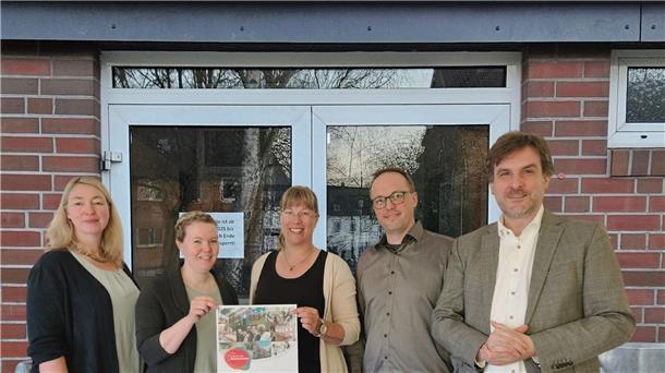Drei Frauen und zwei Männer stehen vor dem Eingang der Turnhalle Einswarden. Die Nordenhamer Sportstätte wird bald energetisch saniert.
