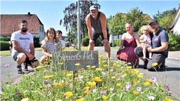 Freuen sich über den neuen Blickfang in ihrer Straße (von links): Tobias Edzards, Fiona Edzards, Adrian Edzards und Karl-Heinz Tietz sowie Alina Schreiber und Frerk Tietz mit Tochter Jonna.