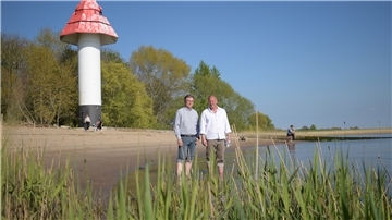 Freuen sich über die Aufhebung des Badeverbots in Sandstedt: Martin Wittmaier (links) und Ortsvorsteher Falko Wahls-Seedorff (CDU).