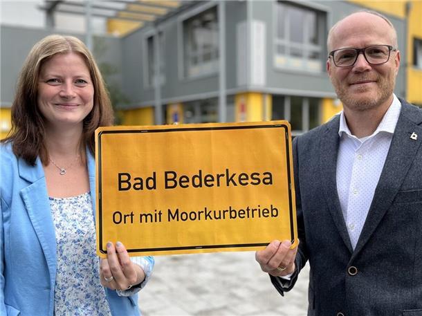 Freuen sich über die erneute Auszeichnung als „Ort mit Moorkurbetrieb“: Beke Dahl, Mitarbeiterin der Touristinformation, und Thomas Kuberski, Ortsbürgermeister von Bad Bederkesa.