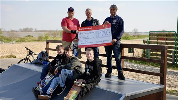 Neue Rampen für den Skaterpark in Nordenham Freuen sich über die Erweiterung des Skaterparks: (von rechts) Peter Jelkmann, Georg Dürr und Ingo Föhre sowie (unten von rechts) Nico Nordbruch, Niklas Matthias und Jermaine Bruns.