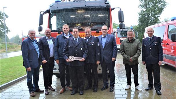 Freuen sich über die neuen Fahrzeuge für die Köhlener und Debstedter Feuerwehr (von links): Peter Steffens (stellvertretender Vorsitzender im Ausschuss für Feuerwehr, Sicherheit und Ordnung), Rafael Platek (Ortsbürgermeister in Drangstedt), Claus Seebeck (Fraktionsvorsitzender der CDU), Christian Holst (Ortsbrandmeister in Debstedt), Friedrich Meyerherm (Stadtbrandmeister), Thorsten Krüger (Bürgermeister), Bernd Krüger (Ortsbürgermeister in Debstedt) und Heinz Hubert (Ortsbrandmeister in Köhlen).